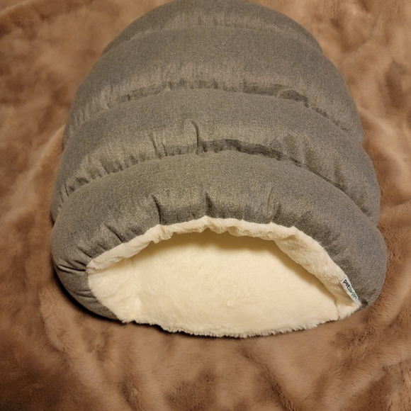 Hide away pet bed NWOT